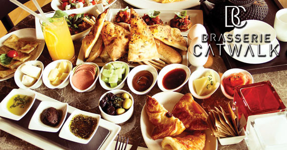 Marina Nin Essiz Manzarasina Karsi Kahvalti Keyfi Atakoy Marina Brasserie Catwalk Ta Meyve Suyu Ve Sinirsiz Cay Esliginde Nefis Oriental Kahvalti 40 Tl Yerine Sadece 20 Tl Kahvalti